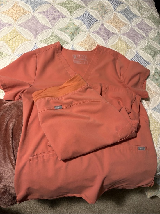 Figs Other - FIGS Coral Scrub Set in muted coral